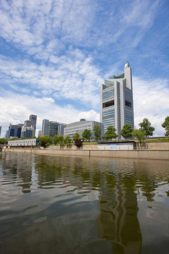 无人,竖图,室外,白天,旅游,度假,河流,美景,城市风光,城市,建筑,摩天大楼,北京,中国,亚洲,景观,云,首都,娱乐,干净,现代,树,蓝色,风景,天空,享受,休闲,办公大楼,景色,放松,摄影,流动,都市风光,市区,东亚,发展,繁荣,金融区,彩图,林荫大道,北京电视台