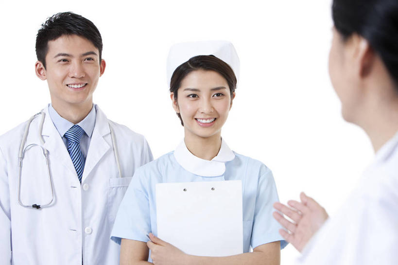 东方人,成年人,中年人,老年人,三个人,医生,护士,站,笑,微笑,露齿笑,横图,留白,白色背景,正面,工作服,制服,快乐,幸福,团队,信心,北京,中国,亚洲,并排,工作,拿着,听诊器,医疗用品,医护人员,医疗人员,职业,面对面,服务,摄影,影棚,支撑,写字板,摄影棚,努力,肖像,医疗器械,医疗工具,合伙,东亚,实验服,工作制服,技能,团结,老年女性,男人,男性,年轻男性,年轻女性,女人,女性,亚洲人,中国人,年轻人,大夫,说话,半身,彩图,影棚拍摄,工作套服,欢乐,拍摄