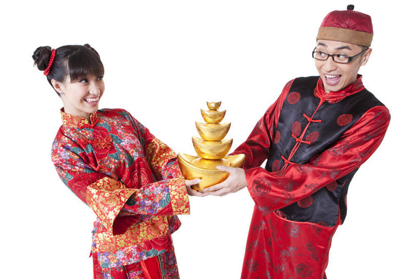 东方人,成年人,两个人,笑,微笑,露齿笑,横图,留白,白色背景,正面,快乐,兴奋,幸福,运气,北京,中国,春节,亚洲,节日,眼镜,拿着,传统,刺激,盛装,衣服,面对面,财富,摄影,影棚,幽默,愉悦,发髻,中国文化,摄影棚,东亚,异性恋,货币,男人,男性,年轻男性,年轻女性,女人,女性,亚洲人,中国人,年轻人,彩图,影棚拍摄,传统服装,装扮,爱,欢乐,拍摄,伴侣,唐装,元宝,传统文化,挨着,传统节日