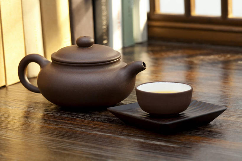 无人,横图,特写,茶,桌子,静物,日光,壶,木纹,绿茶,书桌,放松,摄影,紫砂壶,早晨,中国文化,烧水壶,热饮,东亚文化,茶杯,书,彩图