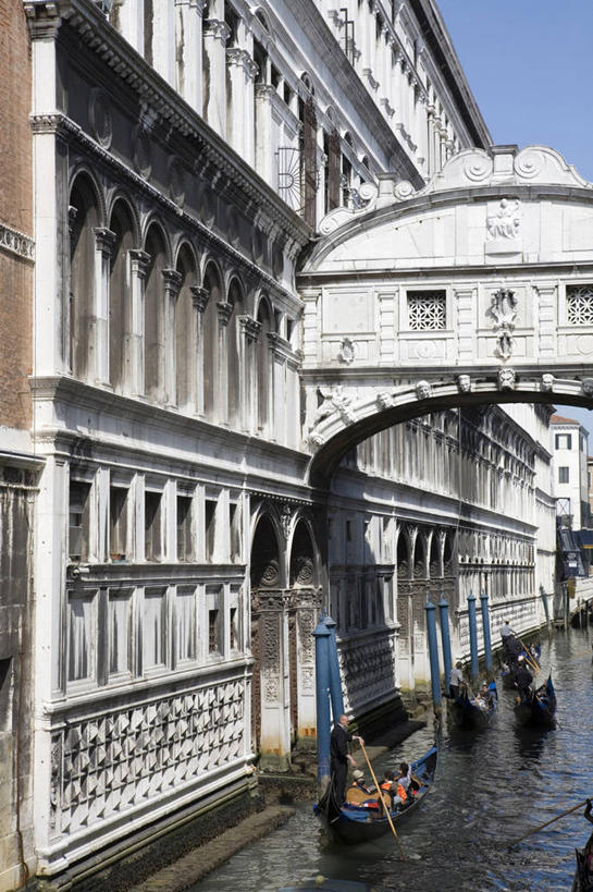 划船,无人,竖图,室外,白天,度假,水,建筑,船,意大利,欧洲,威尼斯,船夫,城镇,桥,图像,风景,地标建筑,交通工具,运输,摄影,建造,活动,运河,舟,都市风光,载具,威尼托大区,彩图,旅行