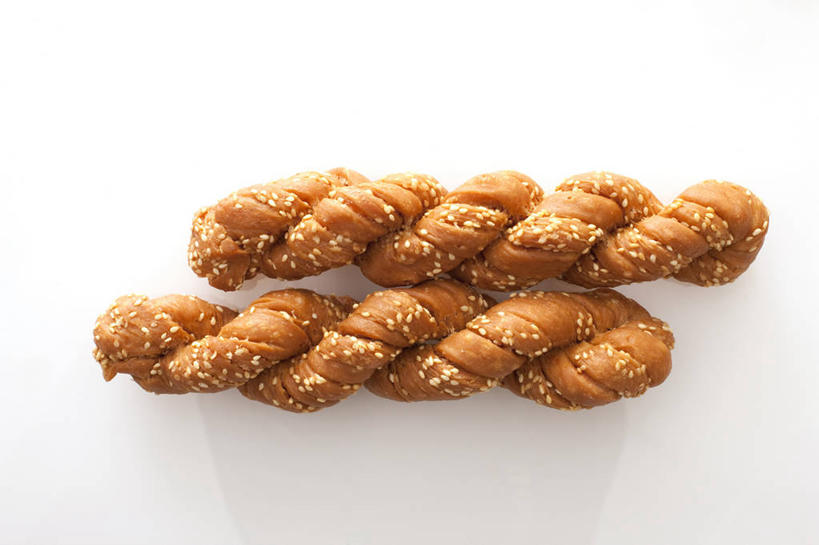 点心,无人,横图,俯视,特写,留白,白色背景,早餐,静物,北京,中国,亚洲,油炸,美味,食品,甜点,甜品,饮品,小吃,饮食,食物,特产,糕点,饮料,两个,甜食,诱惑,摄影,麻花,风格,简单,膳食,可口,中国文化,东亚,东亚文化,式样,适口,彩图,高角度拍摄,影棚拍摄,传统文化