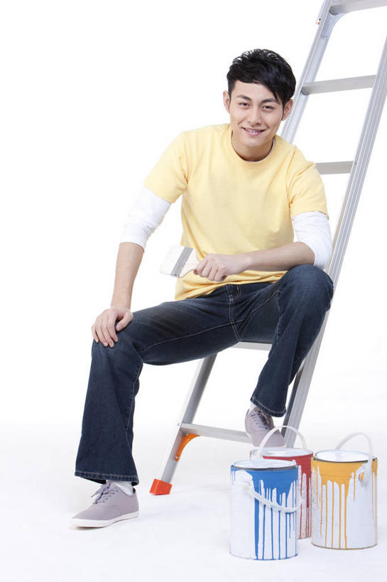 东方人,成年人,一个人,坐,笑,微笑,露齿笑,竖图,白色背景,快乐,装修,亚洲,仅一个男性,仅一个人,瓷器,休闲装,仅一个年轻男性,画笔,生活方式,涂料,享乐,愉悦,油漆罐,油漆工,东亚,北京市,男人,男性,年轻男性,亚洲人,中国人,年轻人,彩图,影棚拍摄