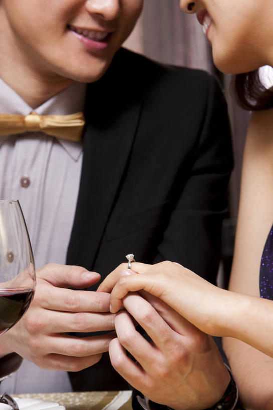 葡萄酒,东方人,成年人,两个人,夫妻,坐,竖图,特写,晚礼服,爱情,吃饭,快乐,幸福,餐桌,正装,浪漫,饮食,红葡萄酒,恩爱,乐趣,约会,恋人,摄影,生活方式,高雅,享乐,宴会,华贵,钻石戒指,欧洲文化,异性恋,男人,男性,年轻男性,年轻女性,女人,女性,亚洲人,中国人,年轻人,夫妇,情侣,休闲活动,手牵手,彩图,餐馆,伴侣