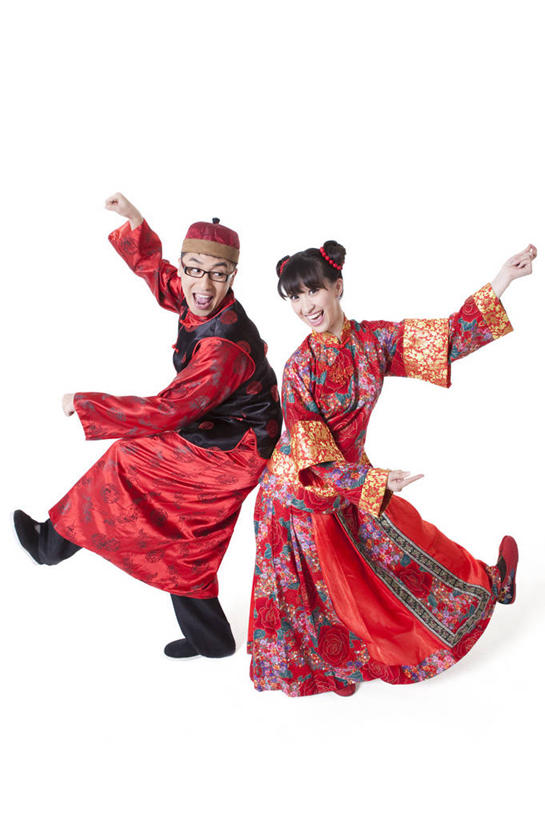 东方人,成年人,两个人,笑,微笑,露齿笑,竖图,留白,白色背景,正面,快乐,兴奋,幸福,北京,中国,春节,亚洲,节日,眼镜,传统,刺激,盛装,衣服,背靠背,面对面,活力,摄影,影棚,幽默,愉悦,发髻,中国文化,摄影棚,东亚,异性恋,男人,男性,年轻男性,年轻女性,女人,女性,亚洲人,中国人,年轻人,彩图,影棚拍摄,传统服装,装扮,爱,欢乐,拍摄,舞蹈,伴侣,唐装,传统文化,挨着,传统节日