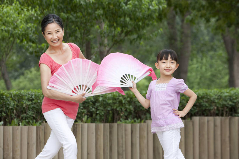 东方人,儿童,成年人,中年人,老年人,两个人,家庭,祖母,公园,微笑,横图,室外,特写,白天,正面,锻炼,旅游,度假,快乐,满意,幸福,纯洁,美景,北京,中国,亚洲,并排,景观,休闲装,娱乐,传统,刺激,树,小孩,绿色,自然,夏天,叉腰,手势,享受,休闲,健康,景色,放松,可爱,乐趣,童年,童趣,凝视,摄影,活动,协助,支撑,退休,享乐,关爱,中国文化,自然风光,亲情,童真,东亚,烂漫,无邪,技能,无忧无虑,天真,老年女性,女孩,女人,女性,亚洲人,中国人,孩子,孙女,彩图,欢乐,舞蹈,打手势,传统文化,精力,人老心不老,扇舞,摆拍,代沟