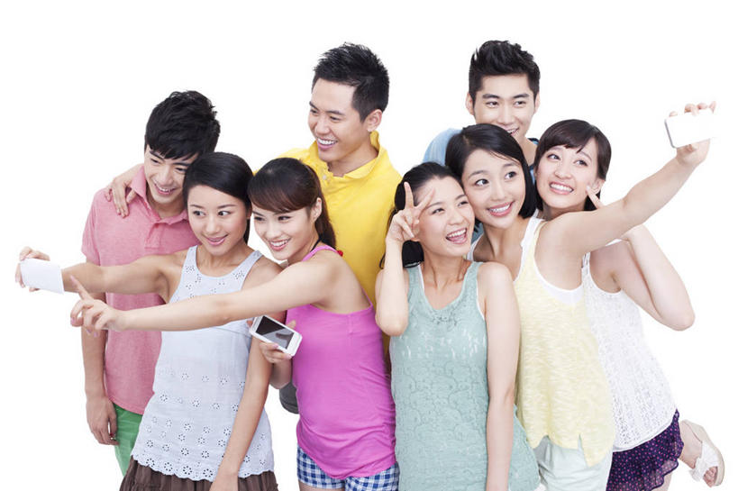 东方人,成年人,人群,站,举,笑,微笑,露齿笑,横图,俯视,留白,白色背景,时尚,快乐,通讯,友谊,幸福,分享,手机,北京,中国,亚洲,拿着,休闲装,拍照,看,乐趣,自拍,摄影,影棚,生活方式,便利,酷,享乐,摄影棚,智能手机,东亚,集体照,无线电技术,团结,男人,男性,年轻男性,年轻女性,女人,女性,亚洲人,中国人,年轻人,半身,彩图,高角度拍摄,影棚拍摄,欢乐,拍摄,挨着,和平手势