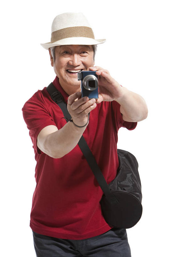成年人,老年人,一个人,站,举,竖图,留白,白色背景,正面,旅游,幸福,帽子,相机,北京,中国,亚洲,仅一个男性,仅一个人,行人,游客,游人,包,摄像机,拿着,休闲装,路人,旅客,拍照,遮阳帽,仅一个老年男性,放松,摄像,摄影,影棚,生活方式,摄影机,退休,摄影棚,录像,东亚,过客,老年男性,男人,男性,亚洲人,中国人,彩图,影棚拍摄,旅行,欢乐,拍摄,人老心不老,数码摄像机
