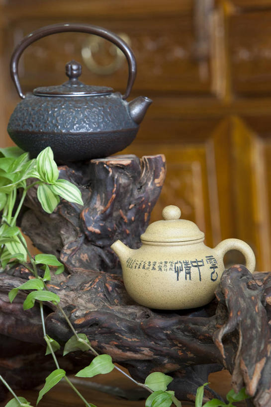 无人,竖图,室内,特写,下午茶,静物,叶子,北京,中国,亚洲,装饰,材料,瓷器,壶,陶瓷制品,古典,传统,茶壶,容器,工艺品,茶馆,陶器,摄影,根雕,中国茶,简单,中国文化,古典风格,东亚,东亚文化,彩图,传统文化