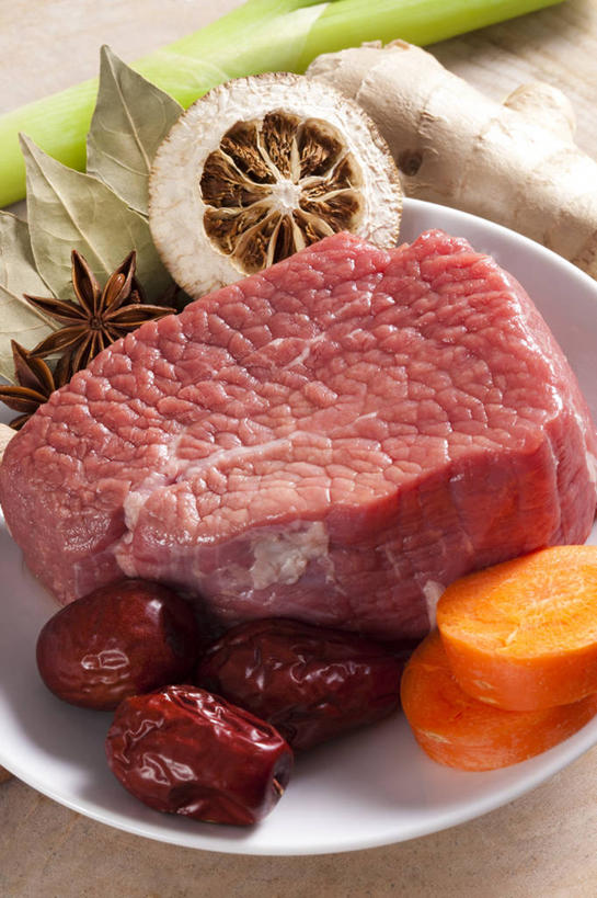 无人,竖图,特写,胡萝卜,蔬菜,静物,中国,亚洲,准备,材料,瓷器,葱,调料,肉,香料,牛排,牛肉,食品,调味品,饮食,盘子,摄影,多样,膳食,草本,清新,横截面,东亚,枣椰子,月桂叶,香叶,肌理,炖牛肉,天竺桂,香桂叶,桂叶,月桂,生姜,彩图,影棚拍摄,陈皮,成分