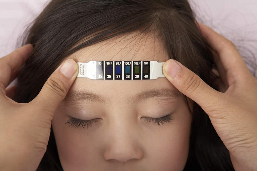 脸,头,脸颊,两个人,母亲,女儿,病人,躺,横图,俯视,室内,正面,床,北京,中国,亚洲,温度计,墙,饮用水,肩膀,枕头,看,生病,童年,摄影,温度,棉被,发热,年轻女性,女孩,中国人,头部,脸部,脸蛋,面部,触摸,睡觉,彩图,高角度拍摄