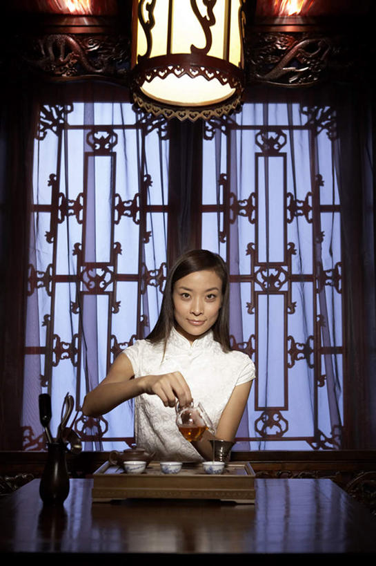 东方人,成年人,一个人,服务员,坐,竖图,室内,正面,满意,美景,窗户,窗帘,家具,桌子,中国,亚洲,仅一个年轻女性,仅一个女性,仅一个人,喝,装饰,木制,灯笼,雕刻,景观,茶道,茶叶,古典,拿着,传统,饮食,自然,茶壶,装饰物,工艺品,茶馆,百叶帘,景色,放松,服务,生活方式,红木,宁静,复杂,高雅,享乐,中国文化,自然风光,华贵,和平,古典风格,东亚,厨房器具,热饮,东亚文化,北京市,颜料盘,技能,年轻女性,女人,女性,亚洲人,中国人,年轻人,长发,服务生,侍者,茶杯,休闲活动,半身,彩图,传统服装,餐馆,传统文化