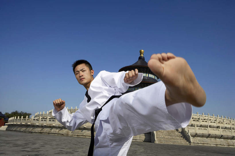 一个人,天坛,站,横图,留白,侧面,仰视,制服,热情,运动,信心,竞争,跆拳道,北京,中国,亚洲,踢,传统,夏天,奥运,力量,摄影,动作,酷,中国文化,黑带,出示,挑战,弹性,年轻男性,中国人,年轻人,彩图,低角度拍摄,精力,韧性,摆拍