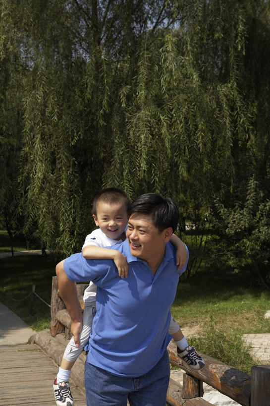 中年人,背,两个人,家庭,女儿,儿子,公园,站,笑,竖图,俯视,留白,正面,幸福,北京,中国,亚洲,裤子,T恤,刺激,绿色,自然,夏天,背着,乐趣,生长,享乐,关爱,播放,背负,无忧无虑,男孩,中年男性,中国人,彩图,高角度拍摄,爱,欢乐