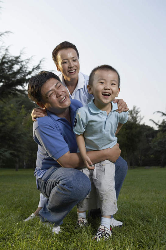 中年人,三个人,家庭,丈夫,妻子,女儿,儿子,公园,站,蹲,笑,竖图,正面,仰视,幸福,北京,中国,亚洲,T恤,牛仔裤,刺激,草,绿色,自然,夏天,乐趣,童年,摄影,享乐,播放,无忧无虑,男孩,中年男性,中年女性,中国人,彩图,低角度拍摄,爱,欢乐