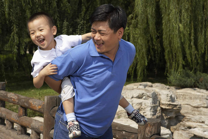 中年人,背,两个人,家庭,女儿,儿子,公园,站,笑,横图,俯视,留白,正面,幸福,北京,中国,亚洲,裤子,T恤,牛仔裤,刺激,绿色,自然,夏天,背着,乐趣,生长,享乐,关爱,播放,背负,无忧无虑,男孩,中年男性,中国人,彩图,高角度拍摄,爱,欢乐