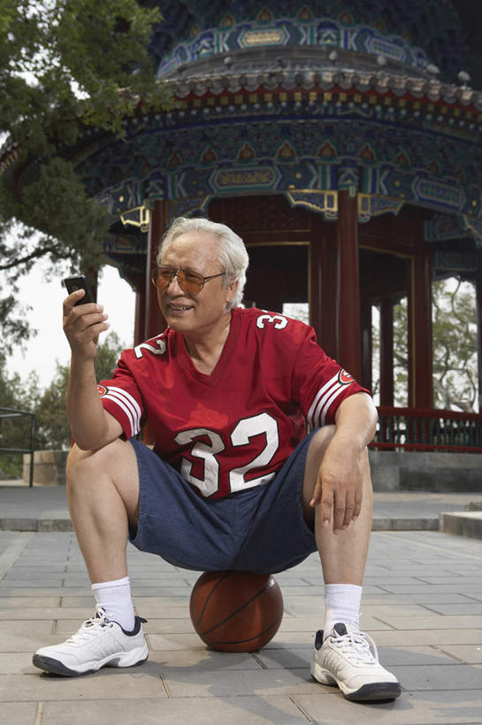 老年人,一个人,公园,坐,打电话,微笑,竖图,室外,留白,正面,仰视,时尚,通讯,技术,篮球,北京,中国,亚洲,短裤,篮球运动员,T恤,现代,自然,太阳镜,夏天,活力,摄影,退休,亭台楼阁,老年男性,男人,男性,中国人,彩图,低角度拍摄