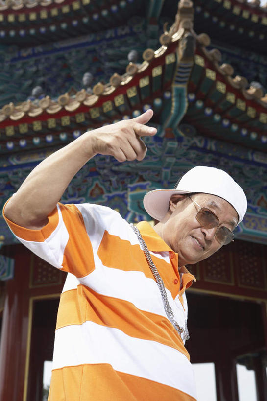 老年人,一个人,公园,站,竖图,室外,留白,正面,仰视,时尚,信心,帽子,北京,中国,亚洲,T恤,现代,自然,太阳镜,夏天,活力,摄影,退休,愉悦,出示,亭台楼阁,老年男性,男人,男性,中国人,舞者,半身,彩图,低角度拍摄,摆拍