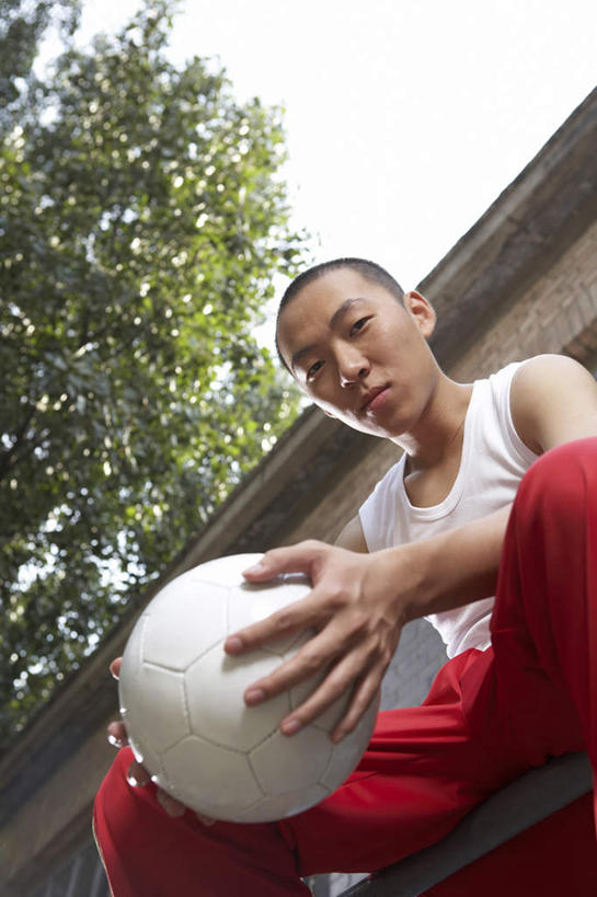 一个人,坐,竖图,室外,留白,侧面,仰视,时尚,幸福,橄榄球,北京,中国,亚洲,墙,足球运动员,T恤,夏天,看,休闲,放松,活力,摄影,生长,创造力,享乐,肖像,田径运动,足球运动,年轻男性,中国人,年轻人,彩图,低角度拍摄,涂鸦,精力