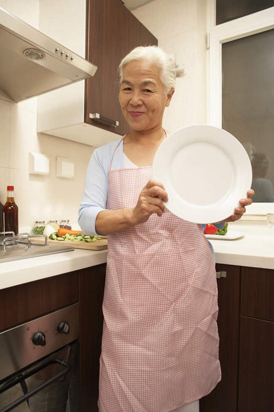 老年人,一个人,家庭,站,微笑,竖图,室内,正面,仰视,胡萝卜,黄瓜,北京,中国,亚洲,食品,T恤,干净,盘子,活力,摄影,退休,专心,中国文化,肖像,出示,老年女性,女人,女性,中国人,烹调,彩图,低角度拍摄,摆拍