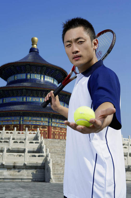 一个人,天坛,站,竖图,侧面,仰视,制服,热情,运动,信心,竞争,北京,中国,亚洲,网球拍,传统,球,夏天,看,奥运,力量,摄影,动作,专心,中国文化,肖像,挑战,队服,能力,网球运动,年轻男性,中国人,年轻人,彩图,低角度拍摄,精力,摆拍