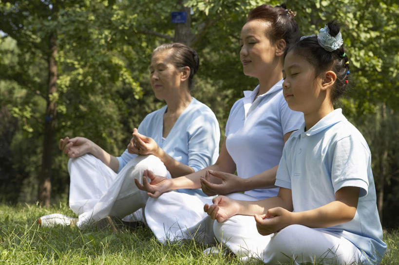 中年人,老年人,三个人,家庭,祖母,公园,坐,横图,侧面,仰视,北京,中国,亚洲,裤子,T恤,草,绿色,自然,夏天,放松,摄影,冥想,享乐,练习,灵性,老年女性,女孩,女人,女性,中年女性,中国人,彩图,低角度拍摄