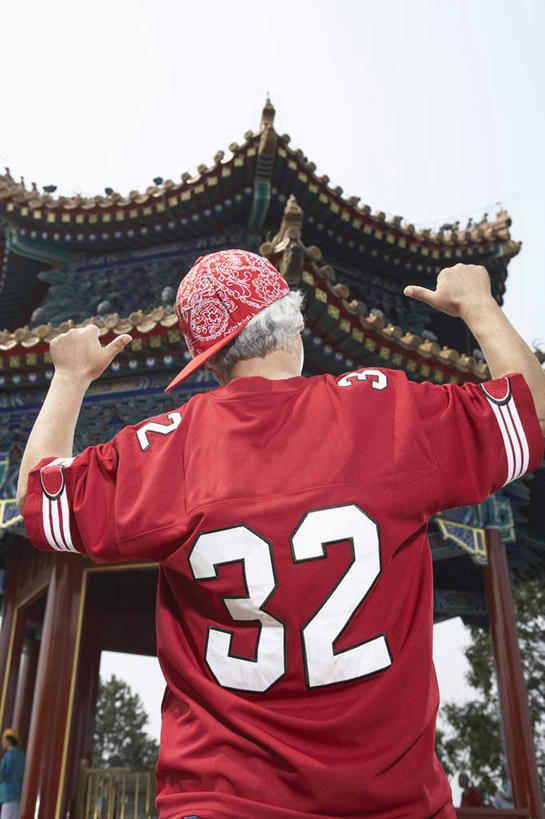 老年人,一个人,公园,站,竖图,室外,留白,仰视,时尚,信心,帽子,北京,中国,亚洲,T恤,现代,刺激,背面,自然,夏天,手势,活力,摄影,退休,愉悦,出示,亭台楼阁,老年男性,男人,男性,中国人,舞者,半身,彩图,低角度拍摄,打手势,摆拍