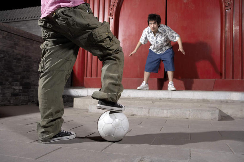 少年,两个人,站,横图,室外,正面,侧面,仰视,时尚,竞争,橄榄球,北京,中国,亚洲,门口,足球运动员,T恤,娱乐,夏天,看,休闲,放松,活力,摄影,生长,专心,酷,享乐,体育器械,田径运动,异性恋,足球运动,年轻男性,年轻女性,中国人,彩图,低角度拍摄,精力