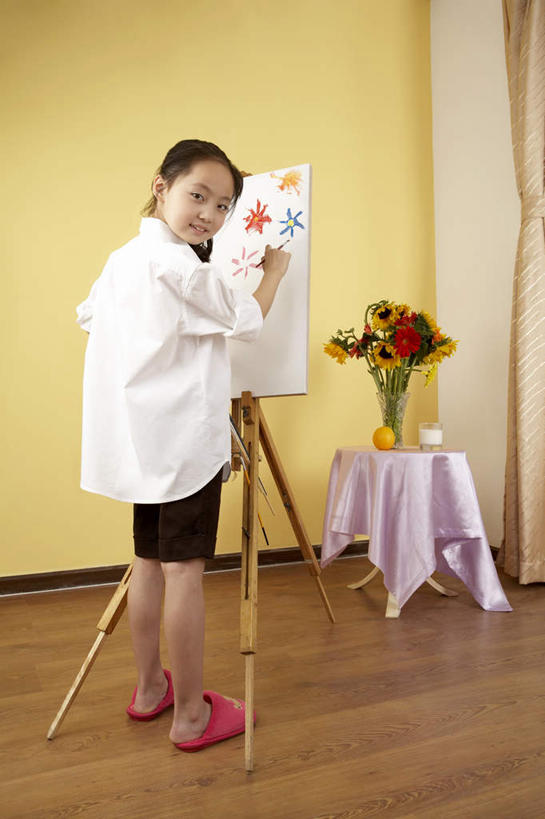 牛奶,儿童,一个人,站,微笑,竖图,俯视,室内,侧面,纯洁,信心,静物,花瓶,水果,北京,中国,亚洲,仅一个女性,仅一个人,艺术,书桌,画架,刺激,花,小孩,看,仅一个小孩,橙色,可爱,乐趣,童年,童趣,摄影,创造力,专心,知识,享乐,练习,作画,童真,烂漫,无邪,天真,女孩,女人,女性,中国人,孩子,画画,彩图,高角度拍摄,美术工作室,女生,油画颜料