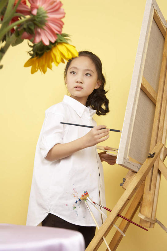 儿童,一个人,站,竖图,俯视,室内,侧面,幸福,纯洁,信心,静物,北京,中国,亚洲,仅一个女性,仅一个人,短裤,艺术,书桌,画架,刺激,花,小孩,看,仅一个小孩,可爱,乐趣,童年,童趣,摄影,肮脏,创造力,专心,知识,享乐,练习,作画,童真,烂漫,无邪,邋遢,龌龊,污秽,天真,女孩,女人,女性,中国人,孩子,画画,彩图,高角度拍摄,美术工作室,女生,油画颜料
