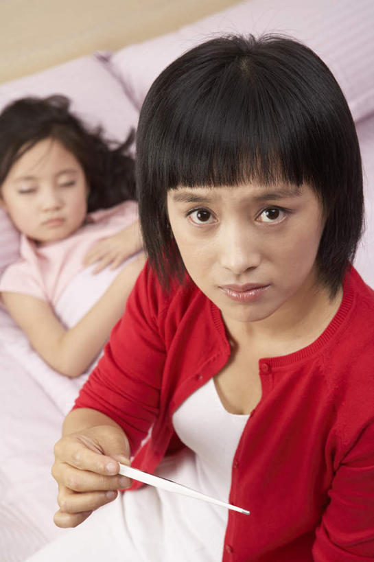 两个人,家庭,母亲,女儿,病人,坐,躺,竖图,俯视,室内,正面,床,北京,中国,亚洲,温度计,生病,摄影,温度,棉被,发热,年轻女性,女孩,中国人,睡觉,半身,彩图,高角度拍摄,爱