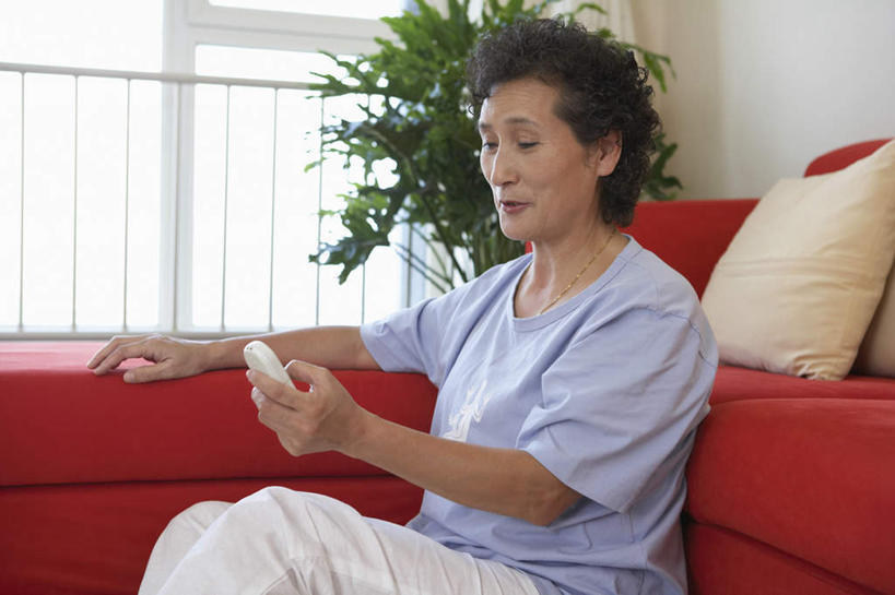 老年人,一个人,家庭,坐,打电话,微笑,横图,俯视,室内,侧面,技术,北京,中国,亚洲,裤子,T恤,现代,活力,摄影,退休,起居室,愉悦,老年女性,女人,女性,中国人,彩图,高角度拍摄