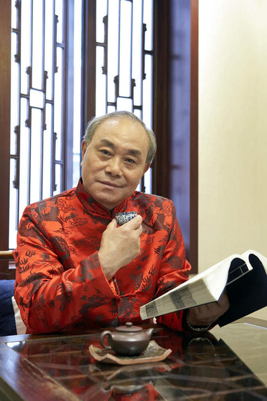 老年人,一个人,坐,微笑,竖图,室内,侧面,仰视,窗户,书房,桌子,北京,中国,亚洲,旗袍,墙,干净,茶壶,休闲,放松,摄影,古董,老年男性,男人,男性,中国人,书,彩图,低角度拍摄,传统服装,摆拍,过去