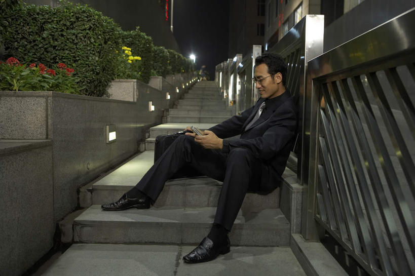 一个人,坐,打电话,横图,侧面,仰视,商务,竞争,技术,城市,北京,中国,亚洲,套装,裤子,领带,看,摄影,便利,年轻男性,中国人,年轻人,彩图,低角度拍摄