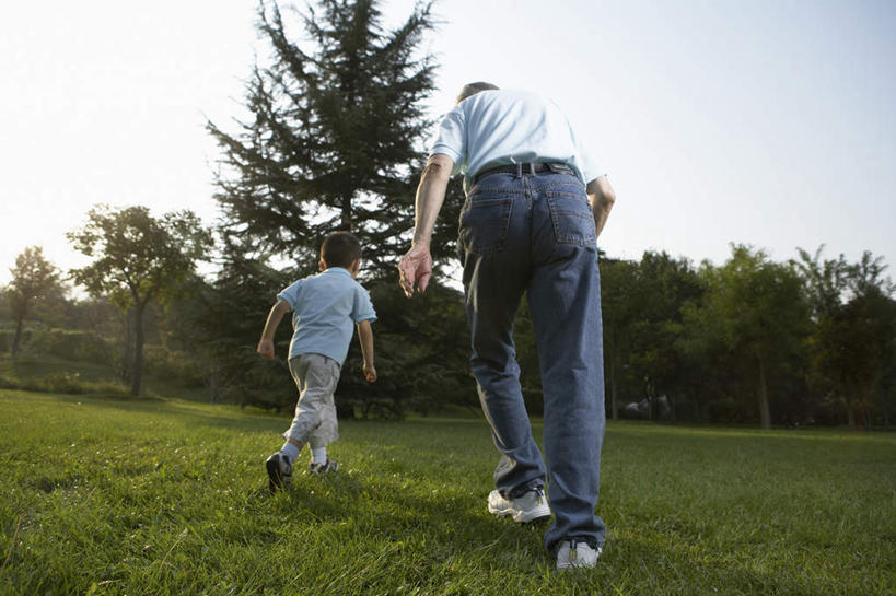 老年人,两个人,家庭,祖父,公园,跑,横图,仰视,通讯,幸福,北京,中国,亚洲,裤子,T恤,牛仔裤,刺激,草,背面,绿色,自然,夏天,乐趣,童年,摄影,生长,享乐,播放,无忧无虑,老年男性,男孩,男人,男性,中国人,彩图,低角度拍摄,爱,欢乐