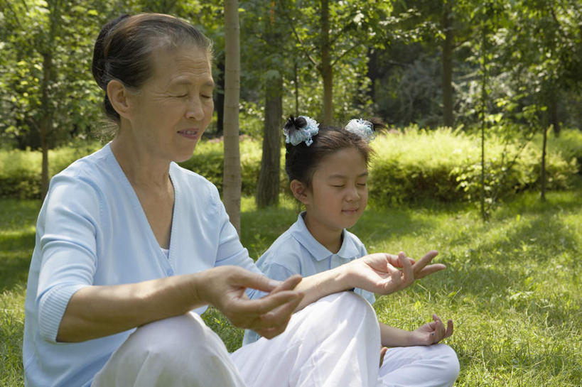 老年人,两个人,祖母,公园,坐,横图,俯视,侧面,北京,中国,亚洲,裤子,时间,T恤,草,绿色,自然,夏天,放松,冥想,享乐,灵性,老年女性,女孩,女人,女性,中国人,彩图,高角度拍摄
