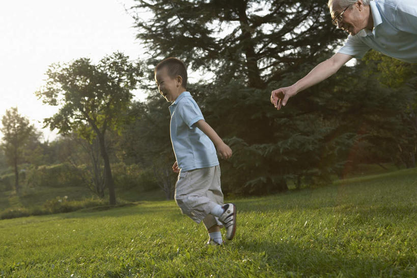 老年人,两个人,家庭,祖父,公园,跑,横图,侧面,仰视,通讯,幸福,北京,中国,亚洲,裤子,眼镜,T恤,牛仔裤,刺激,草,绿色,自然,夏天,乐趣,童年,摄影,生长,享乐,播放,无忧无虑,老年男性,男孩,男人,男性,中国人,彩图,低角度拍摄,爱,欢乐