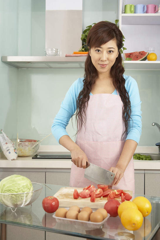 一个人,站,微笑,竖图,室内,正面,仰视,家务,西瓜,西红柿,水果,北京,中国,亚洲,准备,墙,鸡蛋,面粉,碗,刀,切,活力,乐趣,摄影,享乐,搅动,年轻女性,中国人,桔子,半身,彩图,低角度拍摄