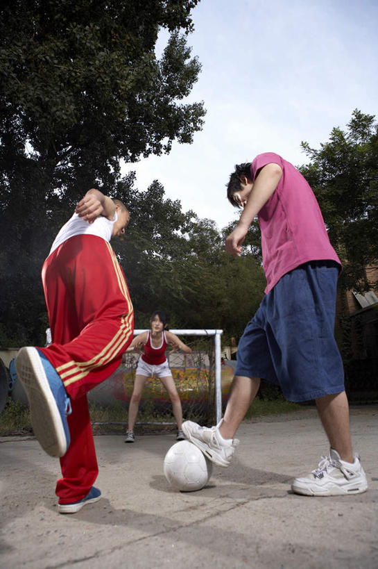 少年,三个人,站,竖图,室外,留白,正面,仰视,热情,竞争,橄榄球,北京,中国,亚洲,踢,短裤,球门,足球运动员,T恤,背面,夏天,看,休闲,放松,活力,摄影,生长,享乐,体育器械,田径运动,弹性,足球运动,年轻男性,年轻女性,中国人,年轻人,彩图,低角度拍摄,精力