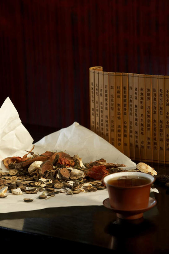 老年人,无人,家庭,竖图,室内,桌子,叶子,亚洲,喝,包裹,瓷器,纸,房屋,公寓,茶道,茶叶,草药,药草,传统,汤碗,饮食,自然,医疗用品,茶馆,温暖,温馨,一家人,汉字,竹简,和睦,草本,中国文化,中医,东亚,热饮,东亚文化,北京市,茶杯,彩图,餐馆,融洽,传统文化,物理疗法