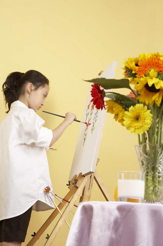 牛奶,儿童,一个人,站,竖图,俯视,室内,侧面,幸福,纯洁,信心,静物,花瓶,水果,北京,中国,亚洲,仅一个女性,仅一个人,艺术,书桌,画架,刺激,花,小孩,看,仅一个小孩,橙色,可爱,乐趣,童年,童趣,摄影,创造力,专心,知识,享乐,练习,作画,童真,烂漫,无邪,绘制,天真,女孩,女人,女性,中国人,孩子,彩图,高角度拍摄,美术工作室,女生,油画颜料