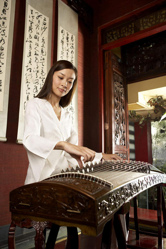一个人,坐,微笑,竖图,室内,正面,侧面,仰视,窗户,门,书房,北京,中国,亚洲,表演,墙,乐器,弦乐器,音乐,干净,休闲,摄影,古董,专心,高雅,弹拨弦鸣乐器,音乐人,古筝,民族乐器,年轻女性,中国人,年轻人,彩图,低角度拍摄,传统服装,弹拨弦乐器,拨弦乐器,弹拨乐器,摆拍,过去,十三弦,十三弦筝