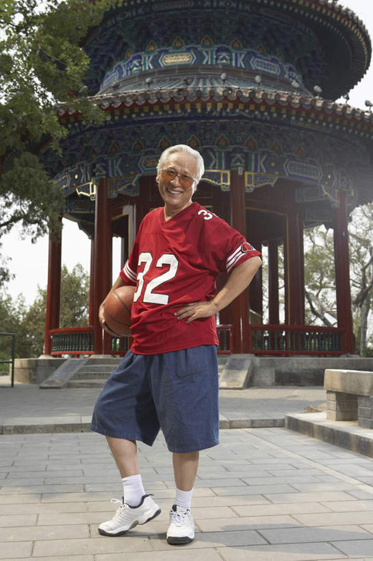 老年人,一个人,公园,站,微笑,竖图,室外,正面,仰视,时尚,信心,篮球,北京,中国,亚洲,短裤,篮球运动员,T恤,现代,自然,太阳镜,夏天,活力,摄影,退休,愉悦,出示,亭台楼阁,老年男性,男人,男性,中国人,彩图,低角度拍摄,摆拍