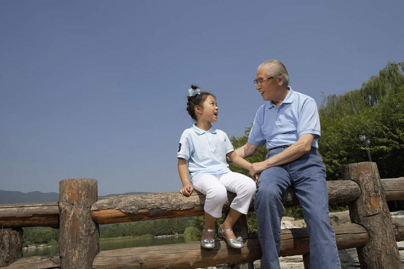 老年人,两个人,家庭,祖父,公园,坐,微笑,横图,留白,正面,仰视,幸福,北京,中国,亚洲,裤子,眼镜,T恤,牛仔裤,绿色,自然,夏天,童年,生长,愉悦,关爱,无忧无虑,老年男性,男人,男性,女孩,中国人,彩图,低角度拍摄,爱,欢乐