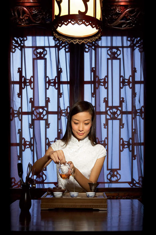 东方人,成年人,一个人,服务员,坐,竖图,室内,正面,满意,美景,窗户,窗帘,家具,桌子,中国,亚洲,仅一个年轻女性,仅一个女性,仅一个人,喝,装饰,木制,灯笼,雕刻,景观,茶道,茶叶,古典,拿着,传统,饮食,自然,茶壶,装饰物,工艺品,茶馆,百叶帘,景色,放松,服务,生活方式,红木,宁静,复杂,高雅,享乐,中国文化,自然风光,华贵,和平,古典风格,东亚,厨房器具,热饮,东亚文化,北京市,颜料盘,技能,年轻女性,女人,女性,亚洲人,中国人,年轻人,长发,服务生,侍者,茶杯,休闲活动,半身,彩图,传统服装,餐馆,传统文化