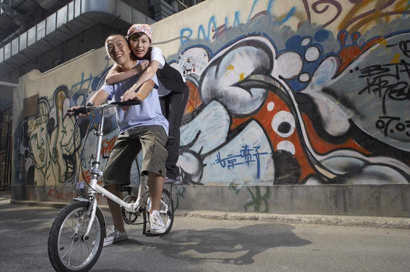 两个人,站,坐,微笑,横图,室外,留白,正面,抽象,仰视,时尚,幸福,自行车,北京,中国,亚洲,束发带,墙,浪漫,T恤,骑,夏天,休闲,放松,活力,约会,运输,摄影,汗衫,创造力,享乐,异性恋,年轻男性,年轻女性,中国人,年轻人,彩图,低角度拍摄,爱,涂鸦