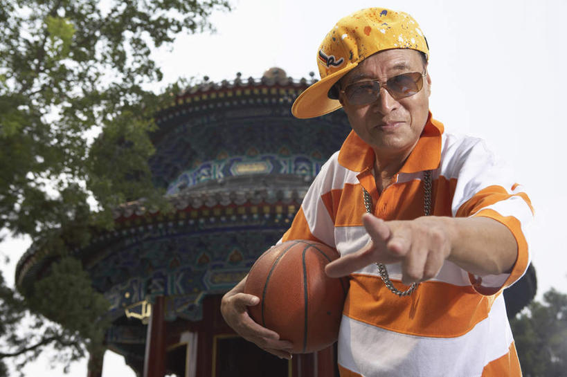 老年人,一个人,公园,站,微笑,横图,室外,留白,正面,仰视,时尚,信心,篮球,帽子,项链,北京,中国,亚洲,篮球运动员,T恤,现代,自然,太阳镜,夏天,活力,摄影,退休,亭台楼阁,老年男性,男人,男性,中国人,半身,彩图,低角度拍摄,摆拍