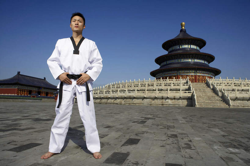 一个人,天坛,站,横图,留白,正面,仰视,制服,热情,运动,信心,竞争,跆拳道,北京,中国,亚洲,准备,传统,夏天,奥运,力量,摄影,中国文化,黑带,肖像,挑战,年轻男性,中国人,年轻人,彩图,低角度拍摄,精力,韧性