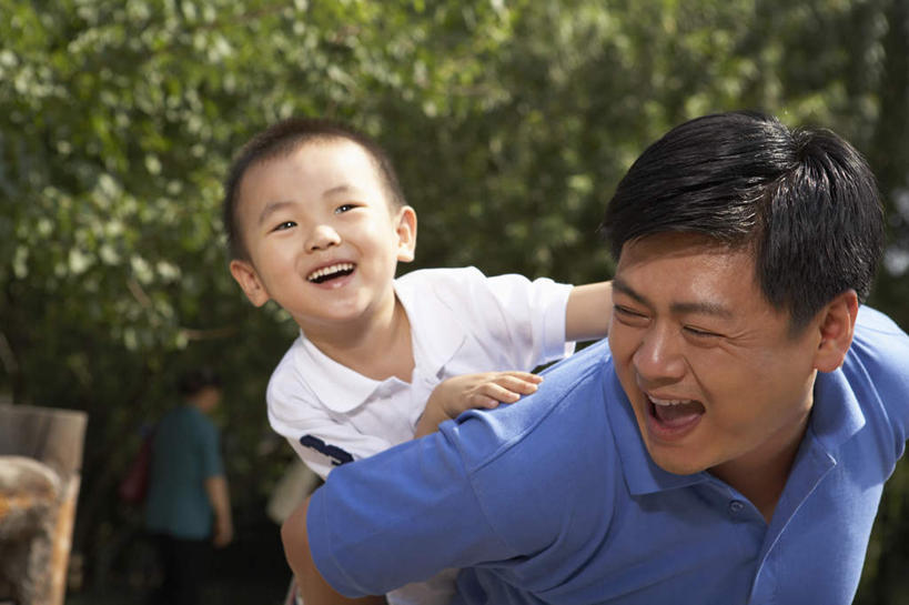 中年人,背,两个人,家庭,女儿,儿子,公园,蹲,笑,横图,正面,仰视,幸福,北京,中国,亚洲,T恤,绿色,自然,夏天,背着,乐趣,生长,享乐,关爱,背负,无忧无虑,男孩,中年男性,中国人,半身,彩图,低角度拍摄,爱,欢乐,好奇心