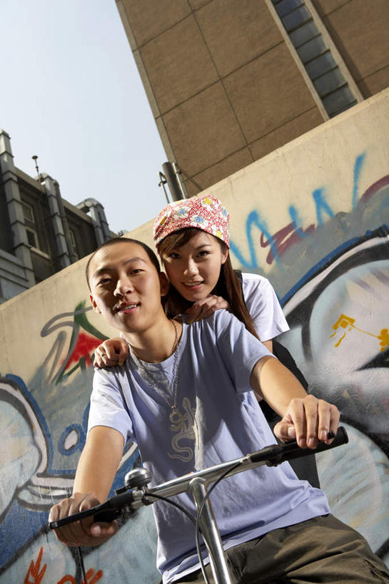 两个人,站,坐,微笑,竖图,室外,留白,正面,抽象,仰视,时尚,幸福,自行车,北京,中国,亚洲,束发带,墙,浪漫,T恤,骑,夏天,休闲,放松,活力,约会,运输,摄影,汗衫,创造力,享乐,异性恋,年轻男性,年轻女性,中国人,年轻人,彩图,低角度拍摄,爱,涂鸦